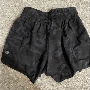 Lululemon size 4 shorts black camo